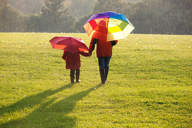 A piedi sotto la pioggia - foto stock