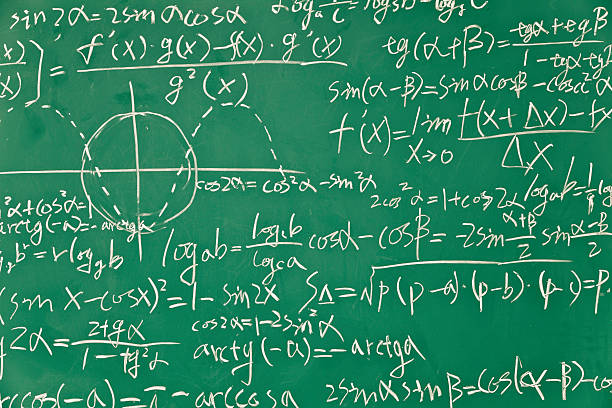 математические формулы на зеленой blackboard - green board стоковые фото и изображения