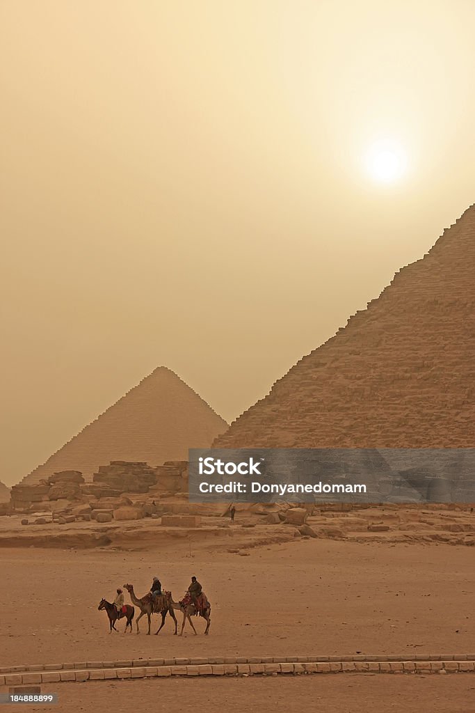 Гиза плато в sand storm, Каир - Стоковые фото Археология роялти-фри