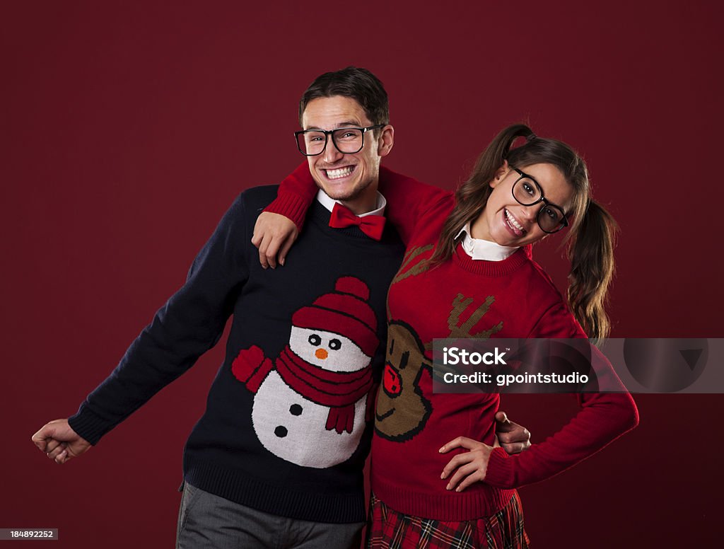 Retrato de um casal usando engraçado nerd malhas - Foto de stock de Casal royalty-free