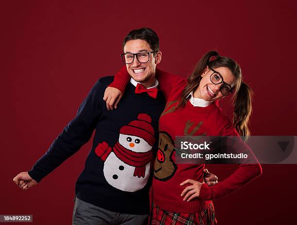 Foto de Retrato De Um Casal Usando Engraçado Nerd Malhas e mais fotos de stock de Casal - Casal, Excêntrica, Abraçar