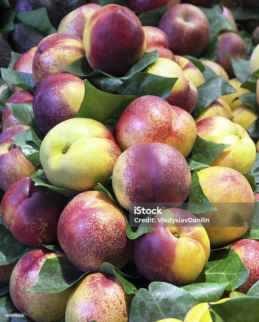 Peaches sur market - Photo de Abricot libre de droits