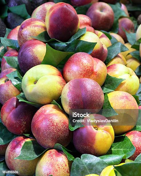 Photo libre de droit de Peaches Sur Market banque d'images et plus d'images libres de droit de Abricot - Abricot, Aliment, Antioxydant