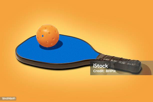 Pickleballpomarańczowy Piłka Na Niebieski Paddle - zdjęcia stockowe i więcej obrazów Pickleball - Pickleball, Rakietka do tenisa stołowego, Neutralne tło