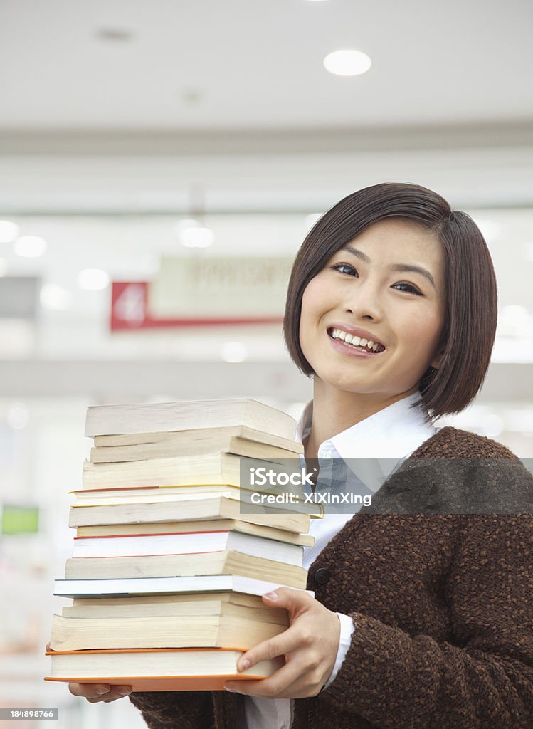 Jovem mulher segurando livros - Royalty-free Pessoa a Estudar Foto de stock