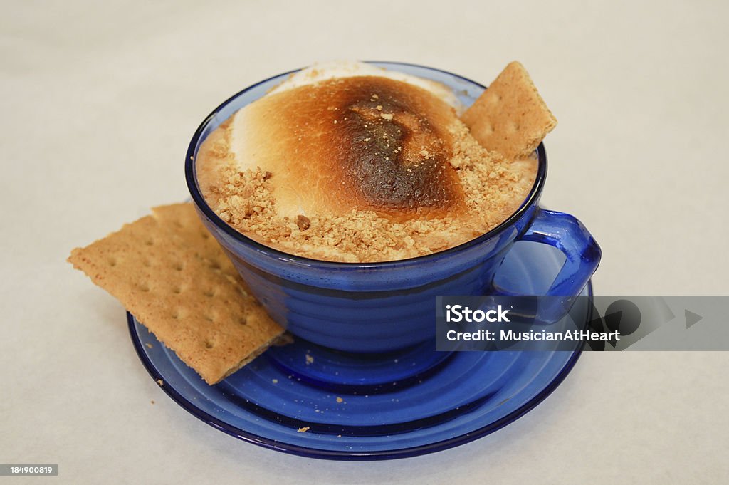 Голубой чашки горячего какао и печенье Graham - Стоковые фото Крекер роялти-фри