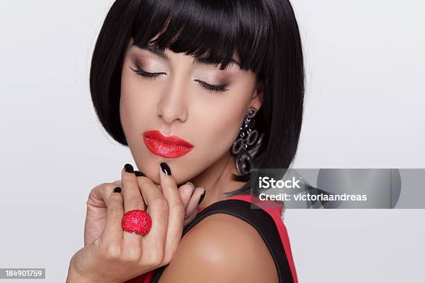 Foto de Sexy Beleza Brunette Mulher Com Lábios Vermelhos Maquiagem Franja Estilosa e mais fotos de stock de Adulto