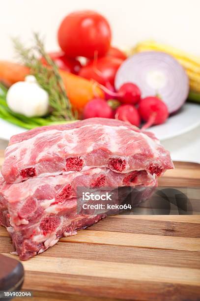 Hacken Frische Schweinerippchen Und Gemüse Stockfoto und mehr Bilder von Bildhintergrund - Bildhintergrund, Block - Form, Erfrischung