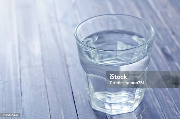 Lacqua - Fotografie stock e altre immagini di Acqua minerale - Acqua minerale, Ambiente, Assetato