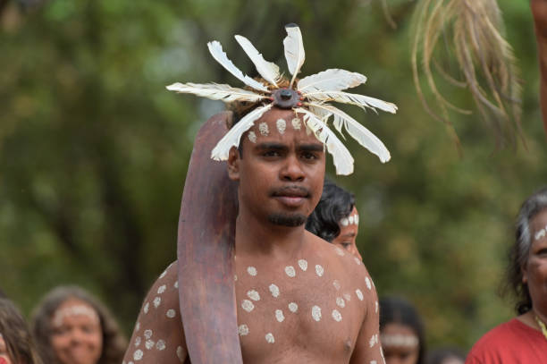 povos indígenas australianos durante dança cerimonial no laura quinkan dance festival cape york austrália - australia boomerang aboriginal aborigine - fotografias e filmes do acervo