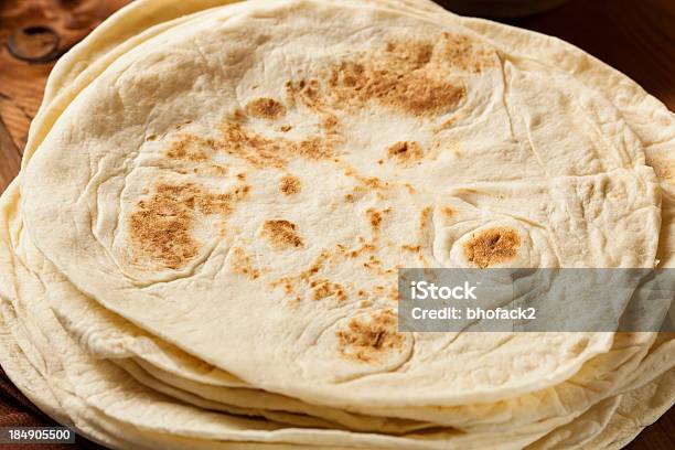 Pila De Harina Caseras Tortillas Foto de stock y más banco de imágenes de Al horno - Al horno, Alimento, Blanco - Color