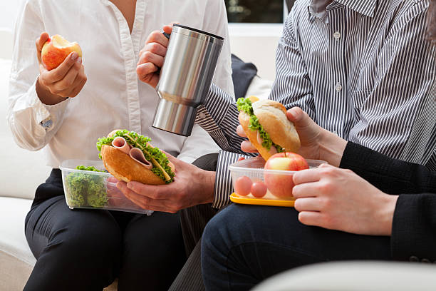 менеджеры ест обед вместе - завтрак в пакете стоковые фото и изображения