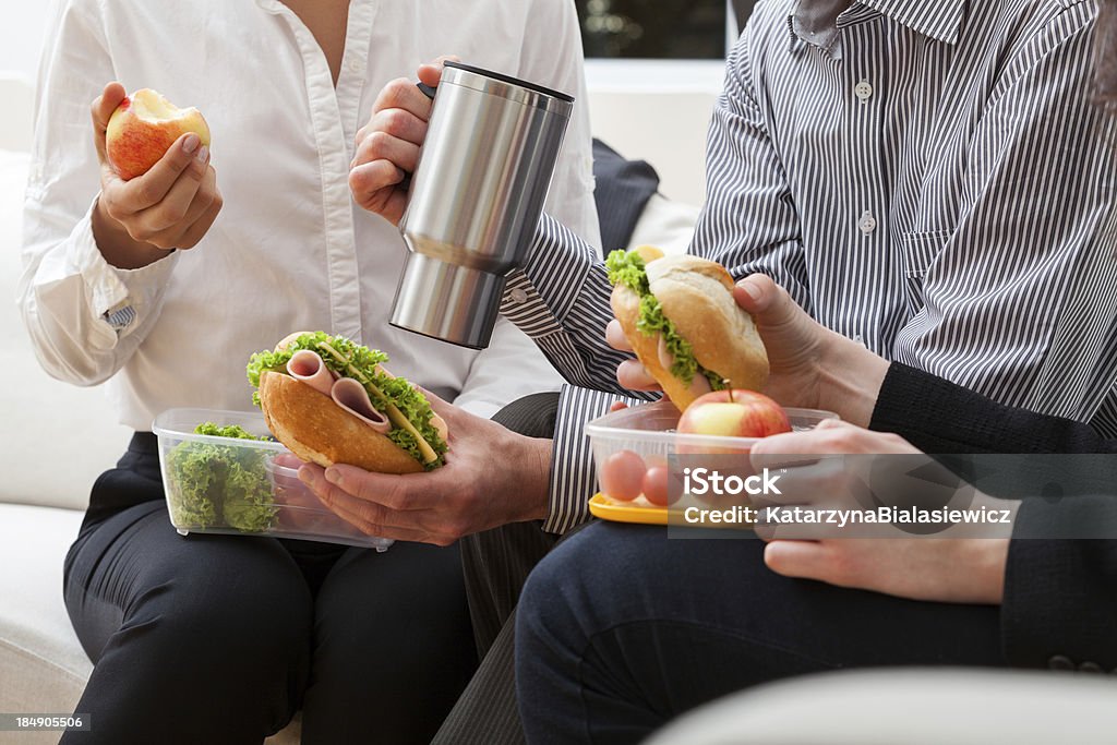 Managers eating meal together - Royaltyfri Medhavd lunch Bildbanksbilder