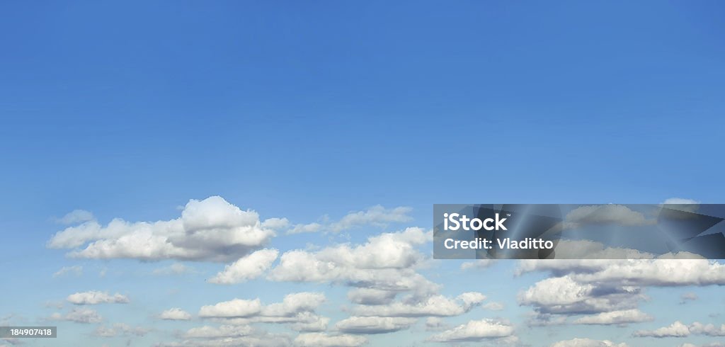 Blanco sobre azul cielo Nubes dispersas - Foto de stock de Aire libre libre de derechos