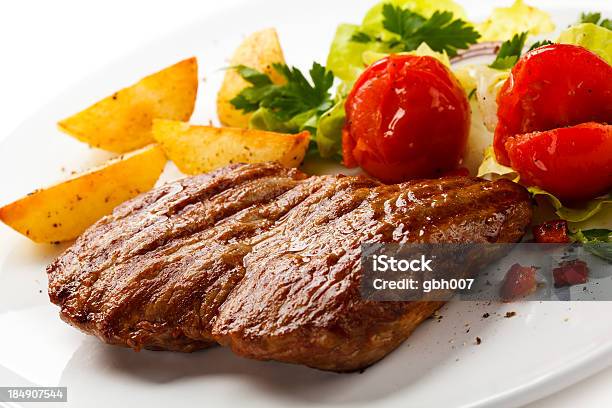 Carne A La Parrilla Papas Y Verduras Foto de stock y más banco de imágenes de Alimento - Alimento, Asado - Alimento cocinado, Bistec