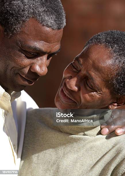 Medio Invecchiato Sensibilità Tre - Fotografie stock e altre immagini di Abbracciare una persona - Abbracciare una persona, Adulto, Africa