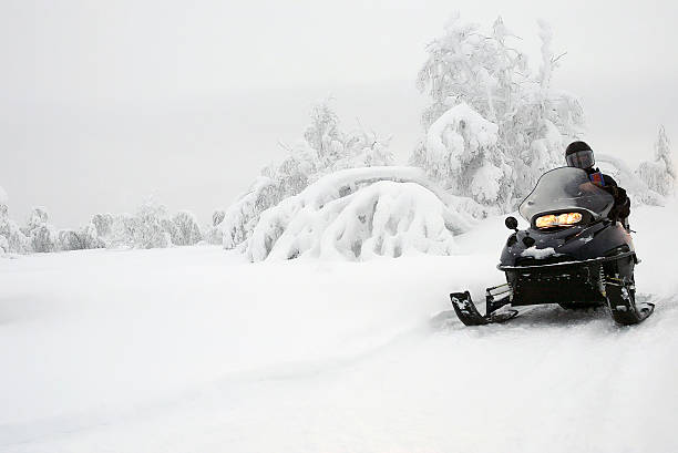 winter landschaft schneemobil-ausflug - schneemobilfahren stock-fotos und bilder