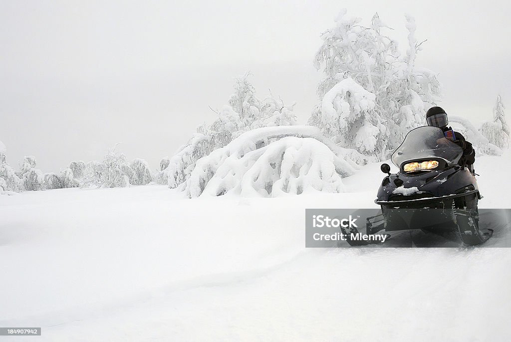 Paisagem de inverno de Snowmobile expedição - Foto de stock de Motoneve royalty-free