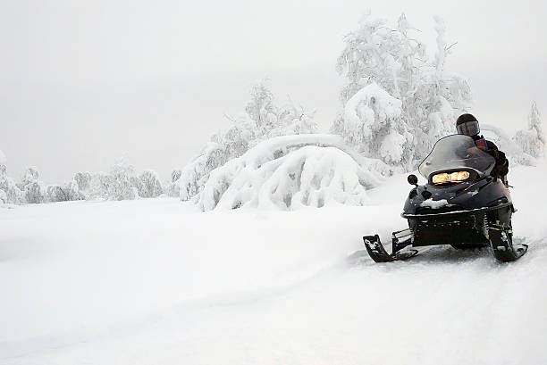 зимний пейзаж экспедиции на снегоходах - snowmobiling adventure snow travel стоковые фото и изображения