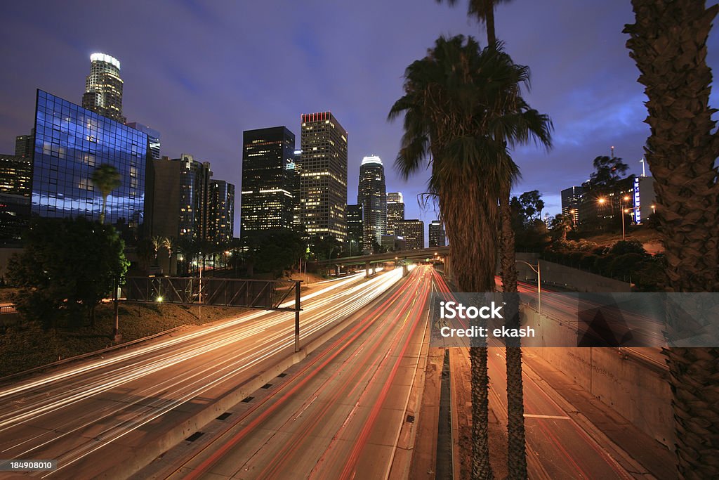 Ocupado LA Freeway à noite - Foto de stock de Alto - Descrição Geral royalty-free