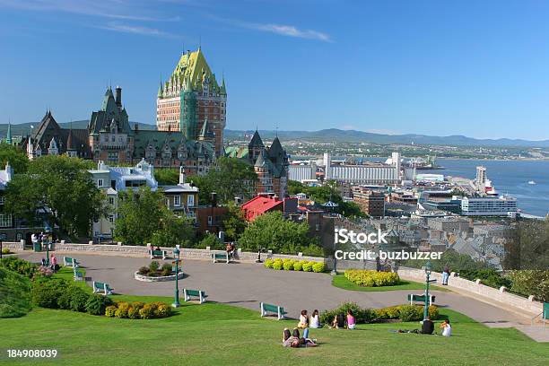 Foto de Quebec City Park Perto Do Castelo De Frontenac e mais fotos de stock de Cidade de Quebec - Cidade de Quebec, Verão, Quebec