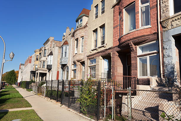 calle con casas victorianas residencial, al sur de chicago - south fotografías e imágenes de stock