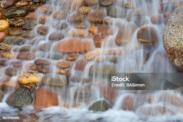 Foto de Queda De Água e mais fotos de stock de Cascata - Cascata, Exterior, Foco - Técnica de imagem