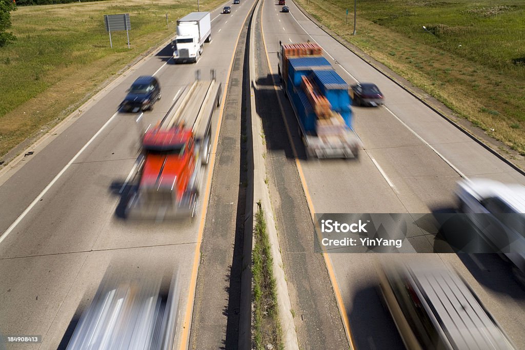 Highway y autopista coche y camión, Semi-truck Traffic in USA - Foto de stock de EE.UU. libre de derechos