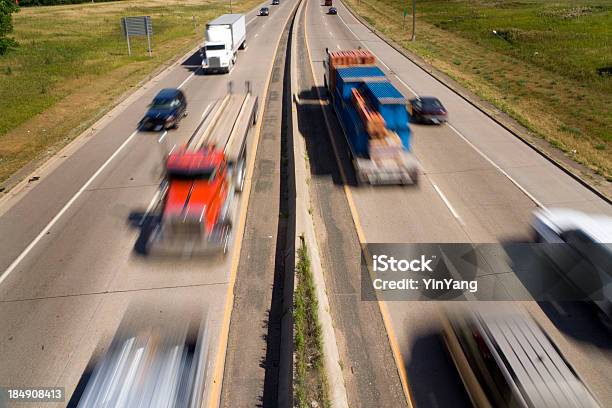 Highway Y Autopista Coche Y Camión Semitruck Traffic In Usa Foto de stock y más banco de imágenes de EE.UU.