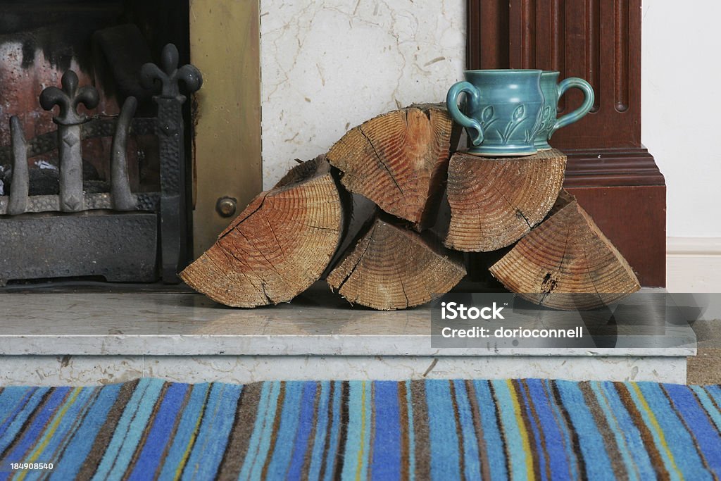 Tasses à journaux de la cheminée - Photo de Hiver libre de droits