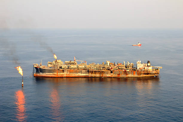 grande fpso oil rig - floating oil production platform foto e immagini stock