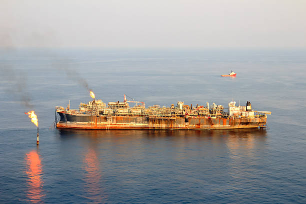 duże fpso oil rig - africa fpso nautical vessel oil rig zdjęcia i obrazy z banku zdjęć