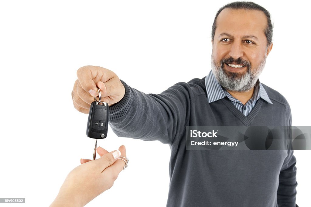 Mann gibt Autoschlüssel - Lizenzfrei Freisteller – Neutraler Hintergrund Stock-Foto