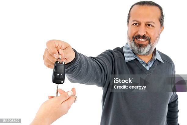 Człowiek Daje Klucze Do Samochodu - zdjęcia stockowe i więcej obrazów Dać - Dać, Klucz, Neutralne tło