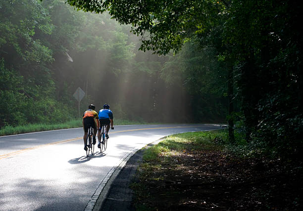 Ciclistas no país estrada lateral - foto de acervo