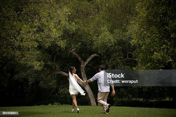 Miłość - zdjęcia stockowe i więcej obrazów Biegać - Biegać, Dorosły, Drzewo