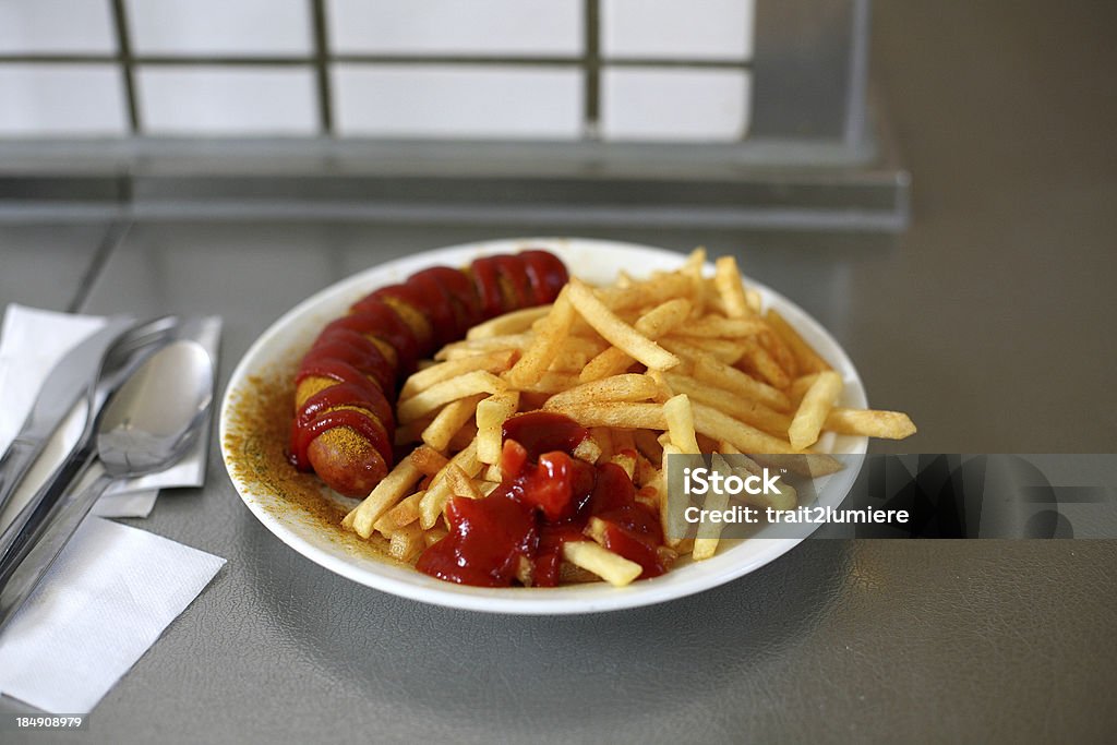 Curry frankfurter con patatine fritte e ketchup - Foto stock royalty-free di Alimentazione non salutare
