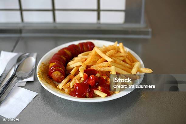 Curry Frankfurter Con Patatine Fritte E Ketchup - Fotografie stock e altre immagini di Alimentazione non salutare - Alimentazione non salutare, Baviera, Carne lavorata