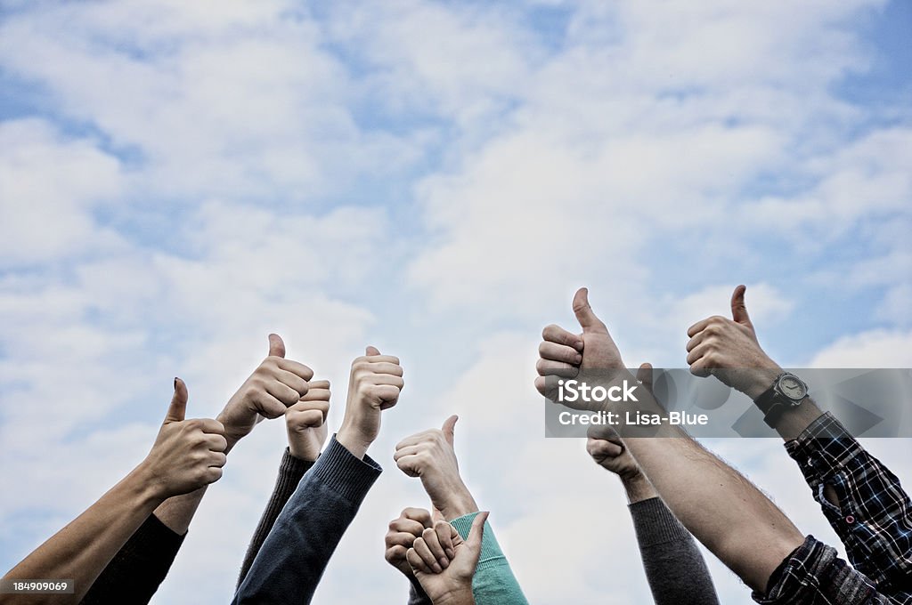 Group Of People 親指を立てる Sky.Copy スペースブルー - 親指を立てるのロイヤリティフリーストックフォト