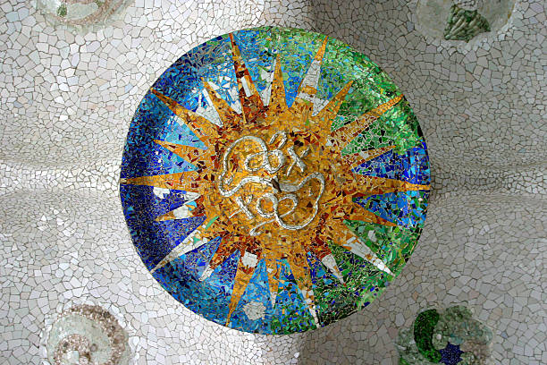 parc guell de gaudi carrelage design à barcelone - mosaic tile antonio gaudi art photos et images de collection