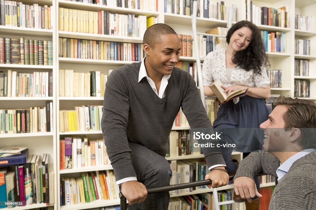 Grupo de jovens em uma biblioteca - Royalty-free 20-24 Anos Foto de stock