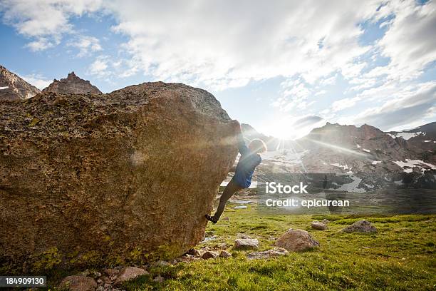 Donna Di Arrampicata Su Roccia Alpinista Un Problema Di Bouldering - Fotografie stock e altre immagini di Abilità