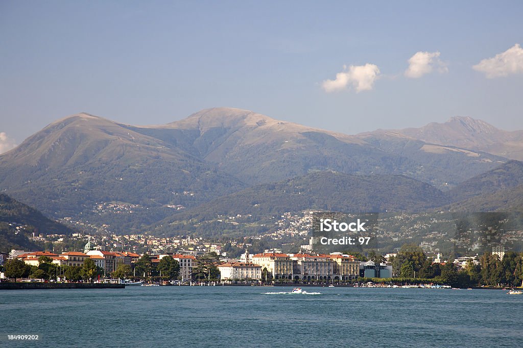 Lago Lugano la ciudad en Suiza - Foto de stock de Agua libre de derechos