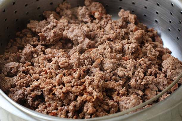 牛挽肉排出 - minced meat beef ground ストックフォトと画像
