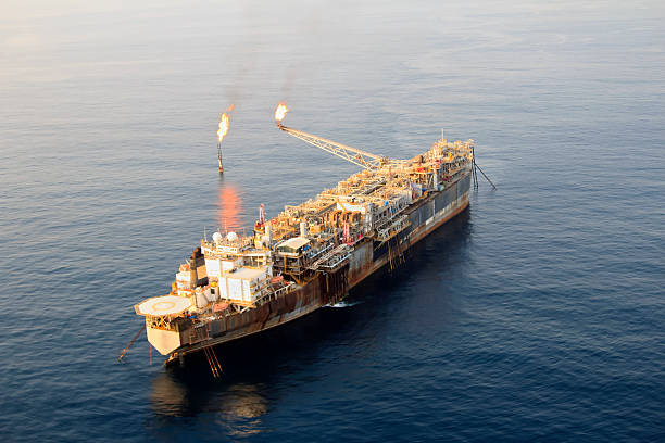 impianto di perforazione petrolifera - floating oil production platform foto e immagini stock