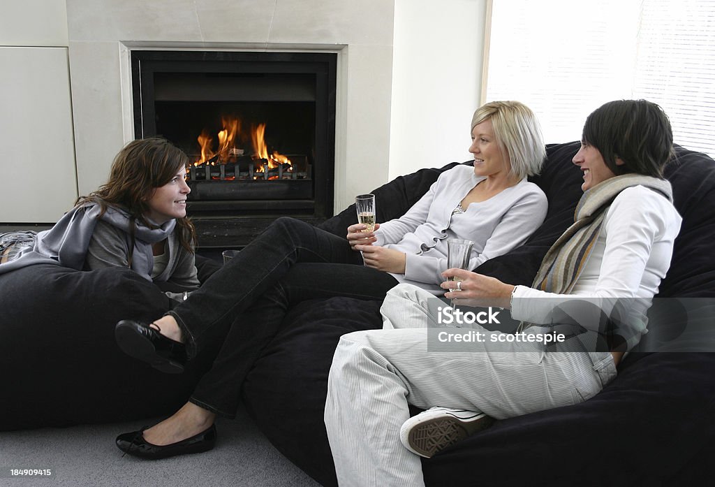 Tres niñas hablar junto al fuego en invierno, - Foto de stock de Abrir libre de derechos