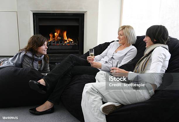 Tres Niñas Hablar Junto Al Fuego En Invierno Foto de stock y más banco de imágenes de Abrir - Abrir, Acogedor, Actividades recreativas