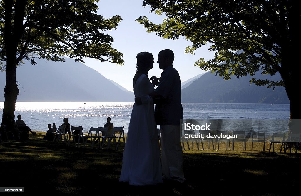 Coppia di sposi il primo ballo dal lago - Foto stock royalty-free di Relazione di coppia