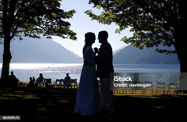 Coppia Di Sposi Il Primo Ballo Dal Lago - Fotografie stock e altre immagini di Relazione di coppia - Relazione di coppia, Romanticismo - Concetto, Sagoma - Controluce