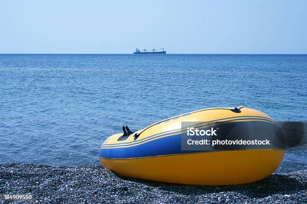 Foto de Barco De Borracha E De Carga e mais fotos de stock de Areia - Areia, Atividade, Barco de passageiros